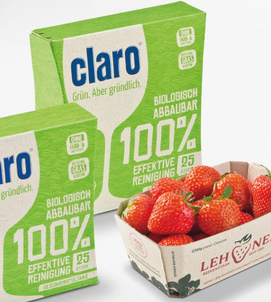 Zwei Packungen claro Reinigungstabletten neben einem Karton frischer Erdbeeren der Marke Lehner Beerenfrüchte.
